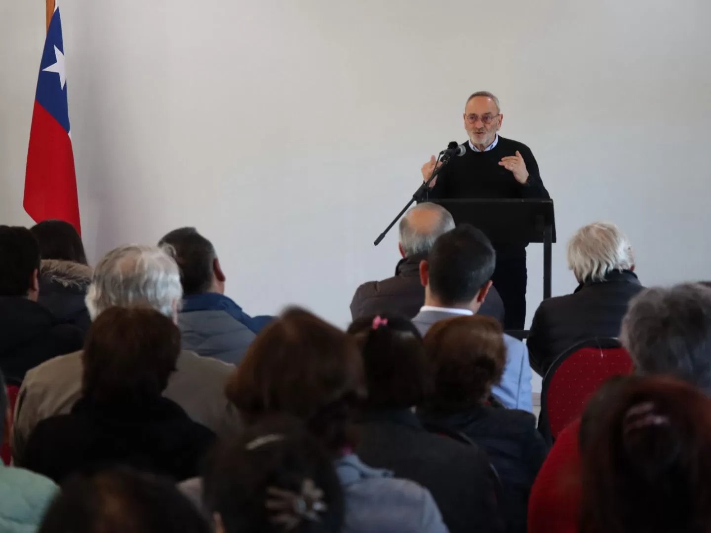 Gobernador de La Araucanía destaca a dirigentes sociales en su día