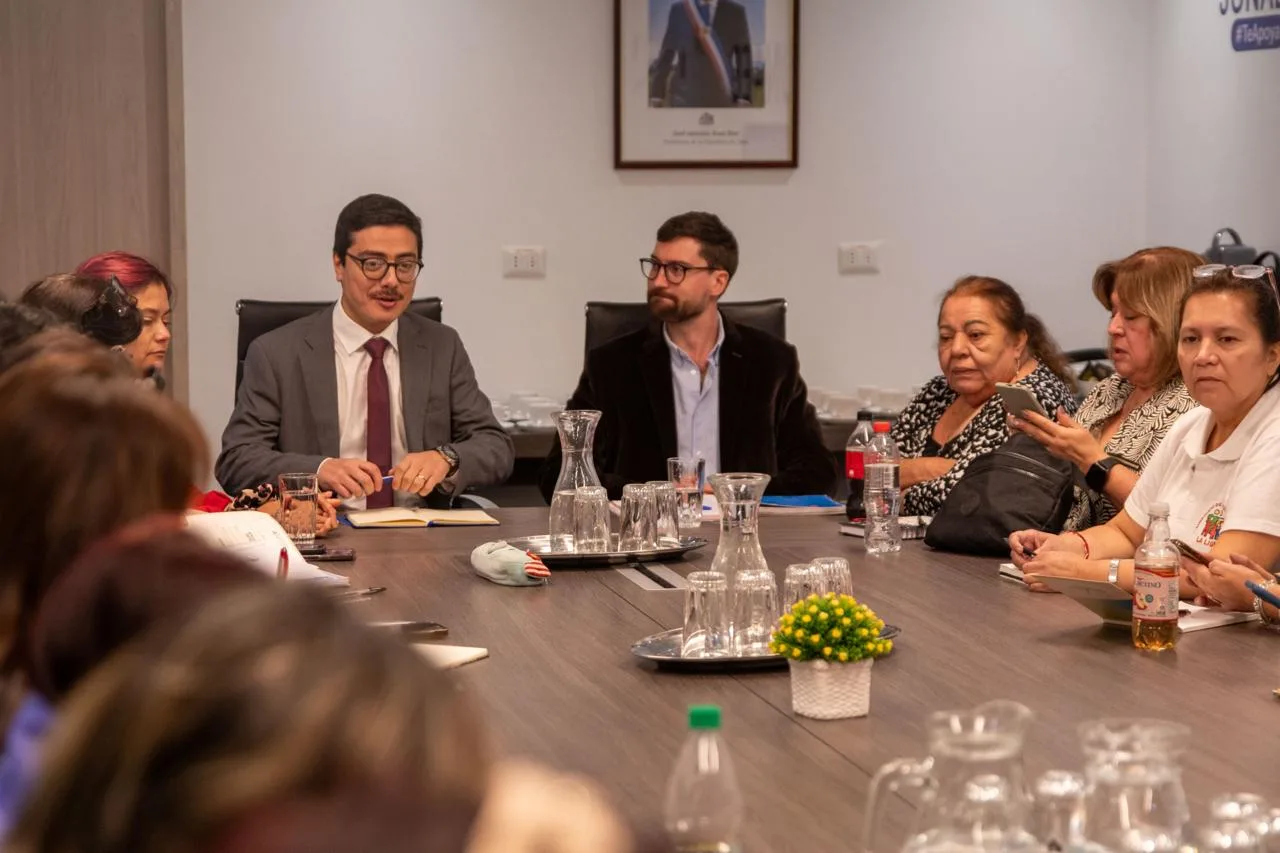 Director nacional de Junaeb se reúne con manipuladoras de alimentos y confirma continuidad del Programa de Alimentación Escolar