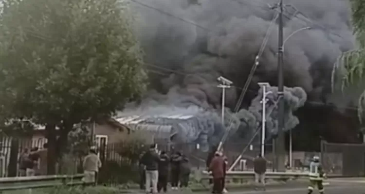 Incendio destruye mall chino en Pitrufquén y deja una trabajadora fallecida