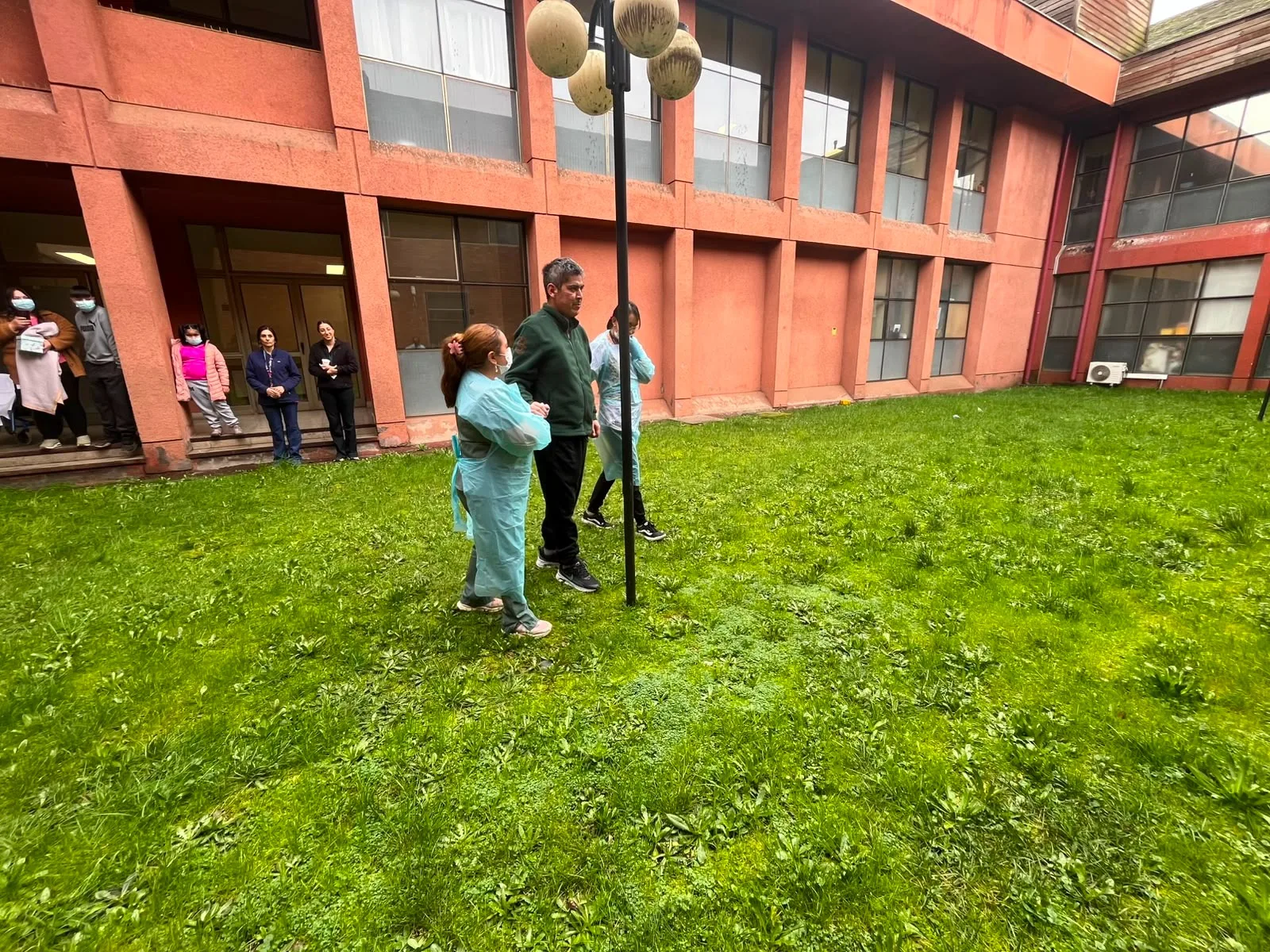 Hospital San José de Victoria realiza la primera salida terapéutica con un paciente de UTI en La Araucanía