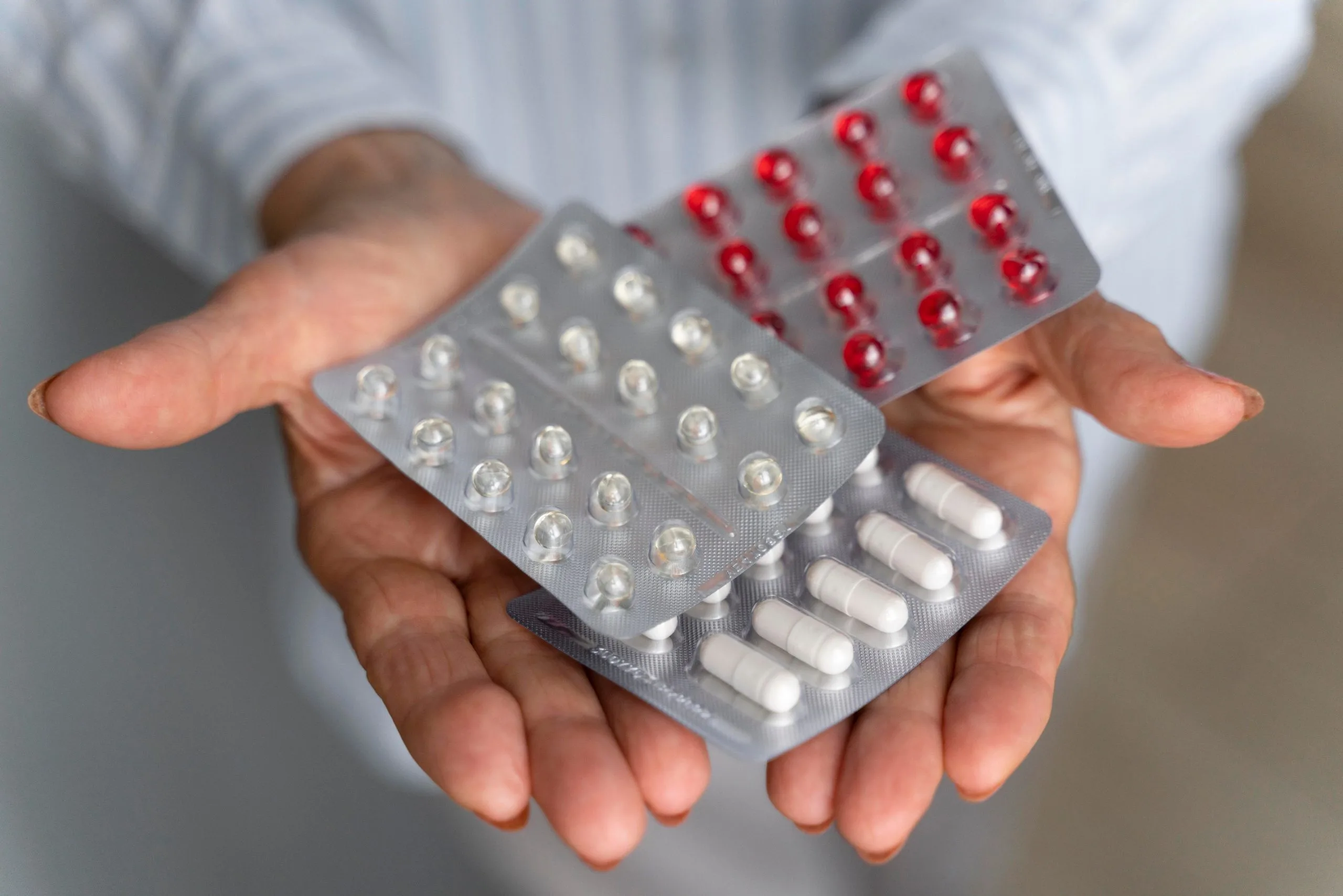 ¿Medicamentos como productos de retail? Académicos alertan por riesgos de la venta masiva sin supervisión profesional