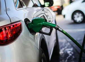 ENAP confirma fuerte baja en los combustibles: bencinas caerán hasta $106 por litro desde este jueves