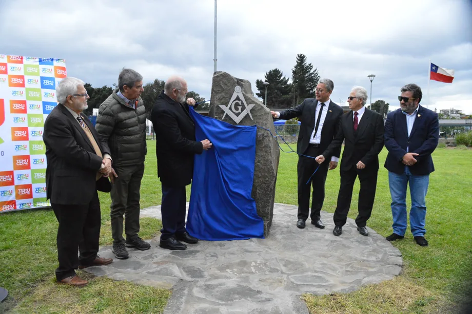 Inauguran monolito en el Parque Urbano Isla Cautín en homenaje a educadores masones de Temuco