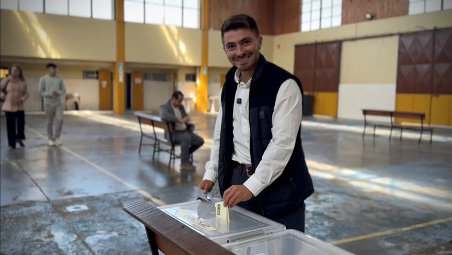 Patricio Poza vota en Lautaro e invita a la ciudadanía a participar activamente de la jornada democrática