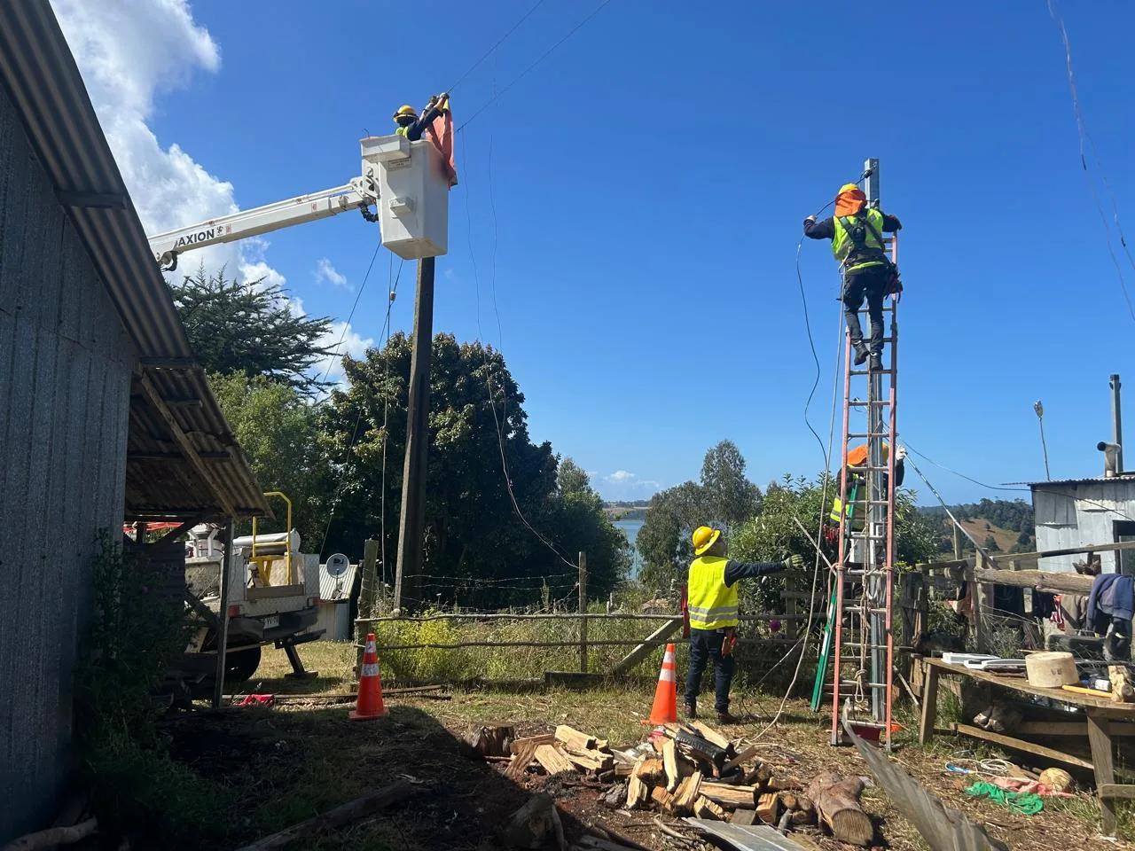 Siete familias de Isla Huapi tendrán conexión eléctrica gracias a plan preventivo impulsado por Frontel