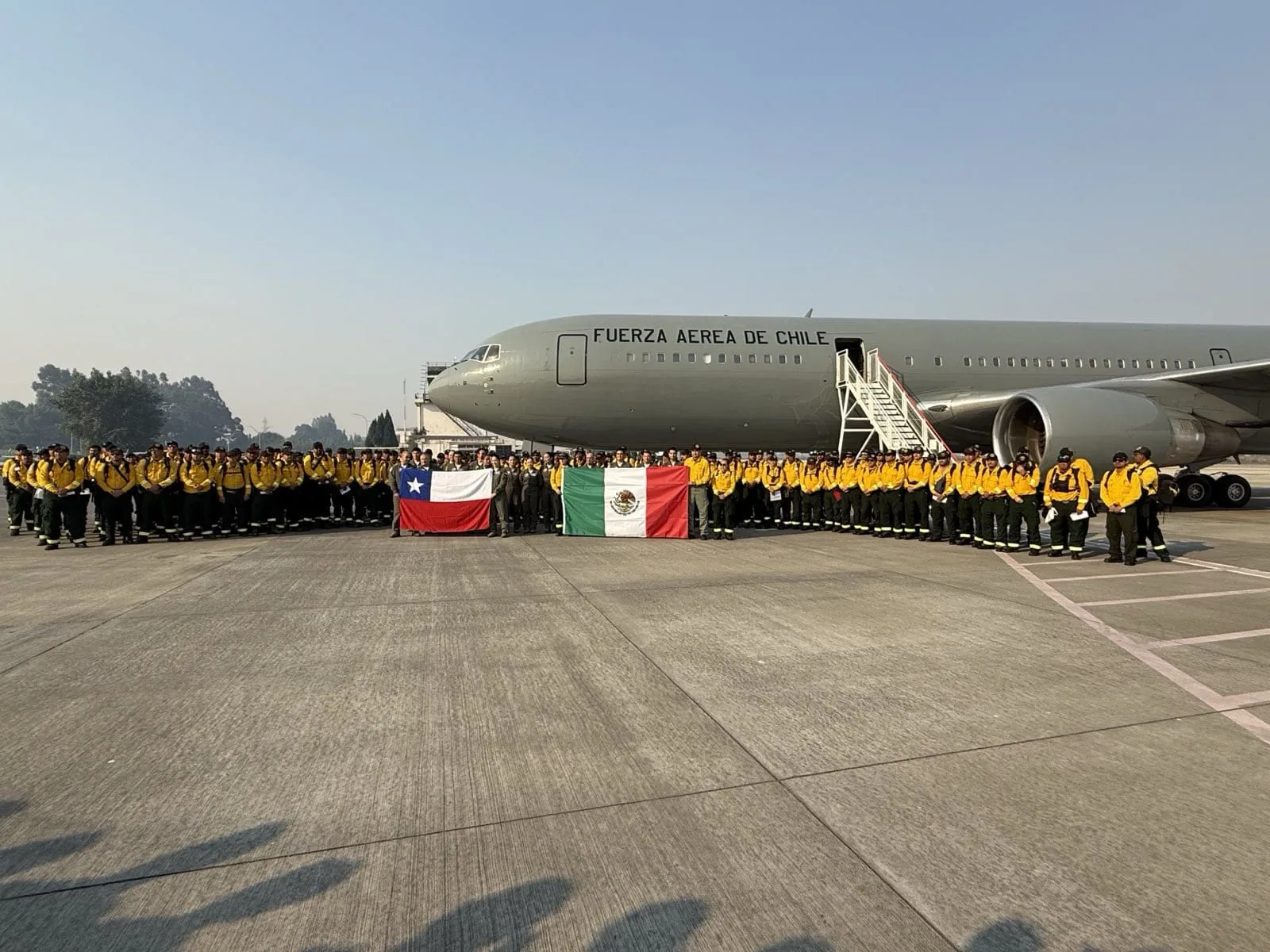 México despliega 145 brigadistas para apoyar combate de incendios forestales en el sur de Chile