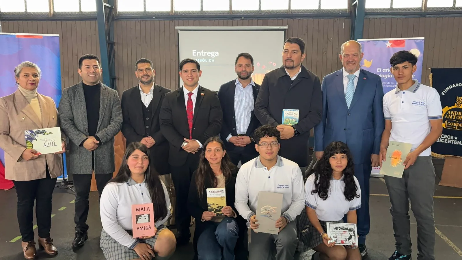 Con 200 nuevos libros, Gobierno impulsa recuperación de la biblioteca del Liceo Bicentenario de Gorbea tras incendio