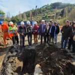 Autoridades instalan primera piedra de la pasarela Rapanilahue que unirá Lumaco y Galvarino tras casi 50 años de espera