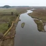 Inauguran pasarela sustentable que busca proteger el humedal de Monkul en Carahue