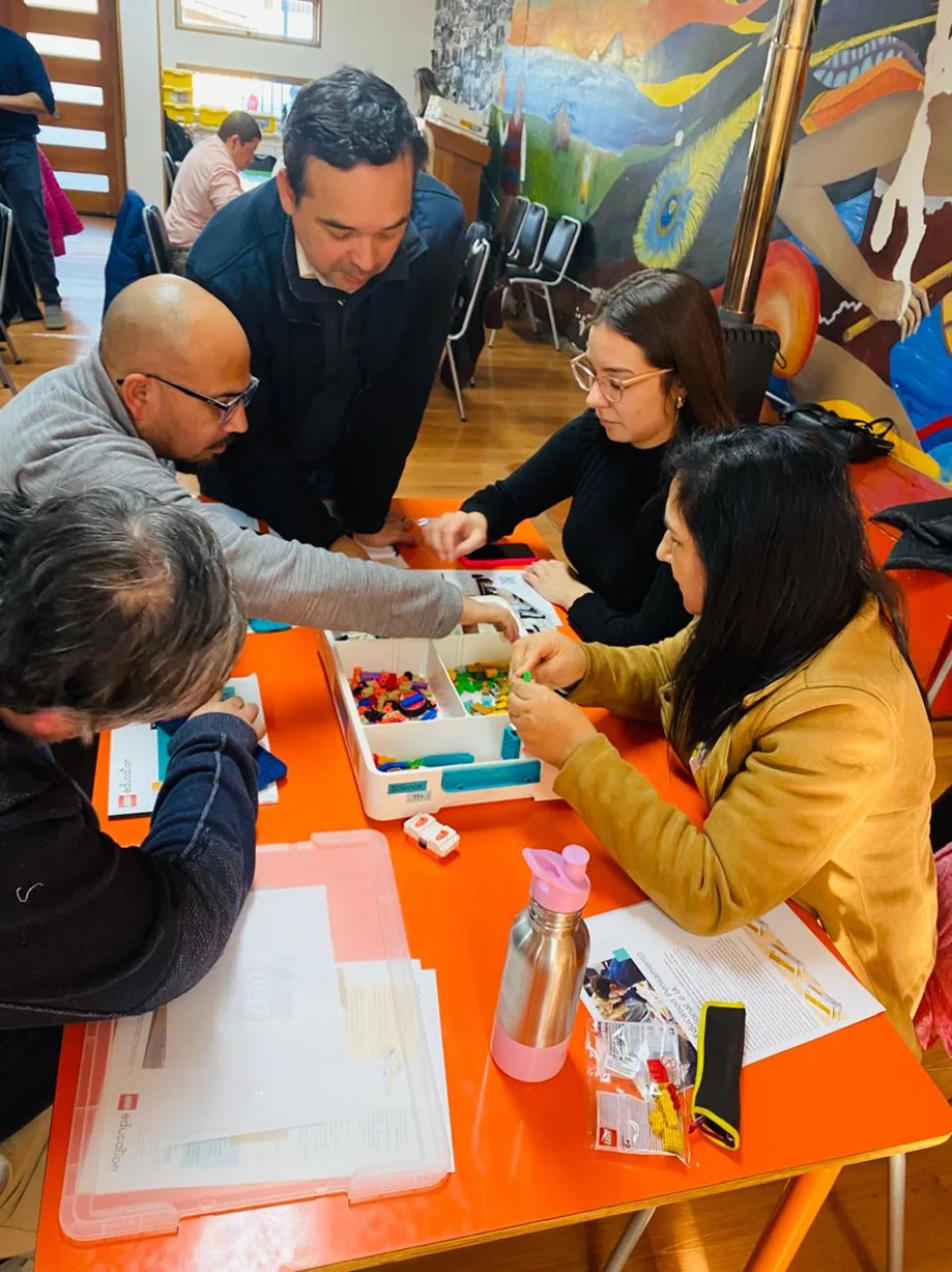 Liceo Bicentenario Araucanía lidera capacitación en innovación educativa con tecnología LEGO Education en Villarrica