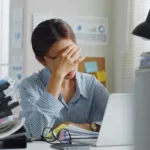 El síndrome de la pantalla: nueve de cada diez trabajadores sufre fatiga visual en Chile