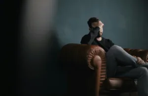 Suicidios superan ampliamente a los homicidios en Chile: la crisis silenciosa de salud mental que preocupa a expertos