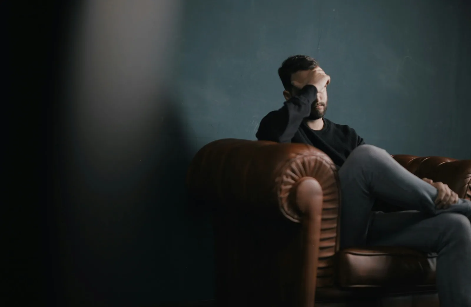 Suicidios superan ampliamente a los homicidios en Chile: la crisis silenciosa de salud mental que preocupa a expertos