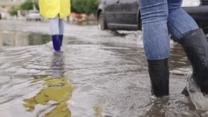 Retiro de barro y escombros tras el temporal: experto entrega recomendaciones para evitar lesiones y accidentes