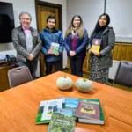 INIA entrega publicaciones técnicas a comunidad indígena de Nueva Imperial para fortalecer el aprendizaje agrícola