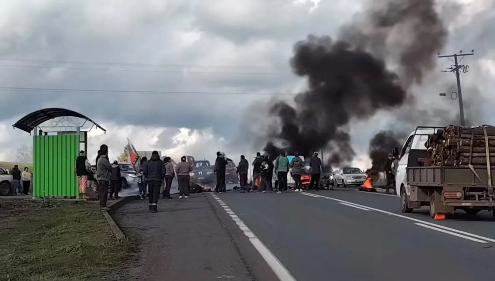 La paciencia se agotó: barricadas y rutas bloqueadas marcan jornada de protesta por prolongado corte de luz en Lautaro