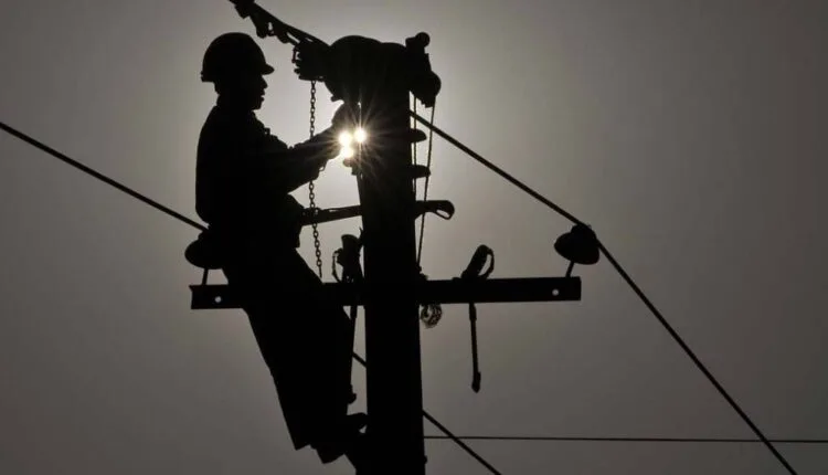 Ráfagas de viento dejan más de 32 mil clientes sin electricidad en La Araucanía