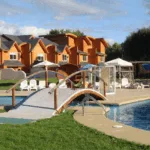 Incendio afecta al Hotel Sol y Lago en la ruta Villarrica-Pucón y deja un 40% de la estructura dañada