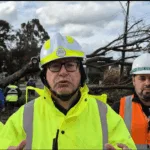 Más de 200 funcionarios municipales enfrentan emergencia por fuertes vientos en Temuco: alcalde llama a no salir de casa