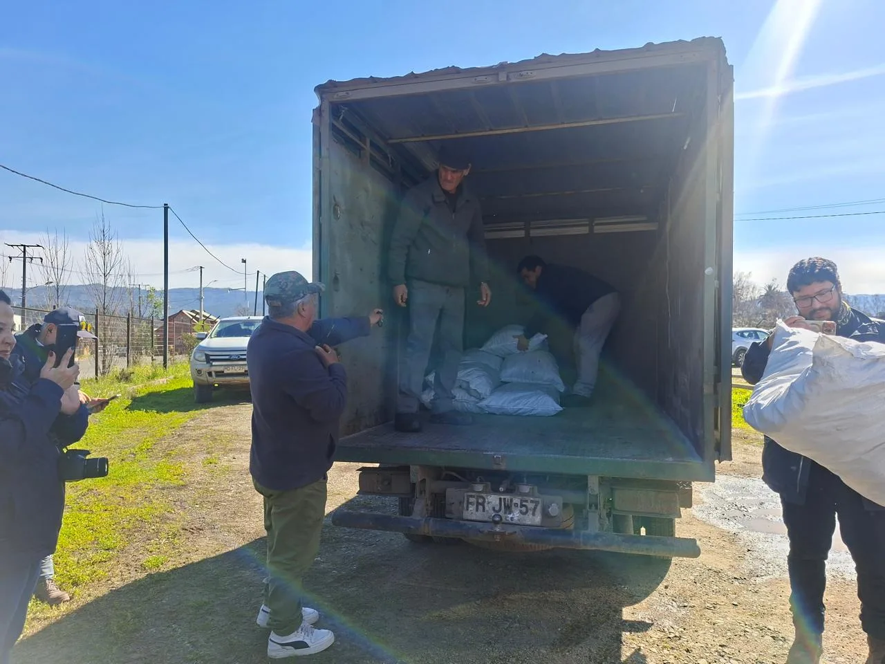 Minagri entrega 11 toneladas de alimento animal a agricultores afectados por el sistema frontal en La Araucanía