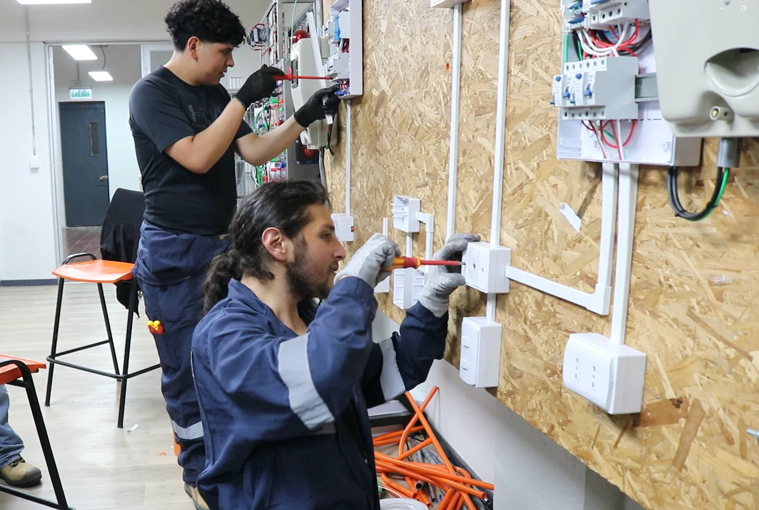 SENCE y CFT La Araucanía articulan capacitación eléctrica con estudios superiores en Angol