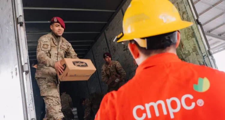 CMPC despliega ayuda para afectados por lluvias en Angol con maquinaria, alimentos e insumos básicos