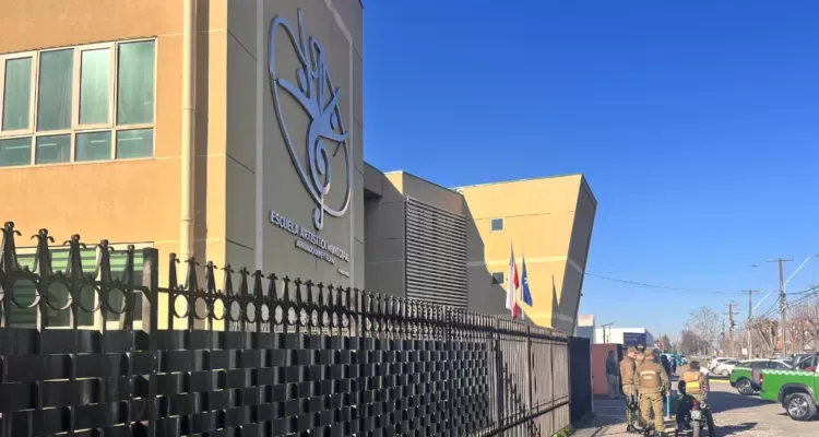 Amenaza de bomba obliga a evacuar a la comunidad educativa de la Escuela Armando Duffey de Temuco