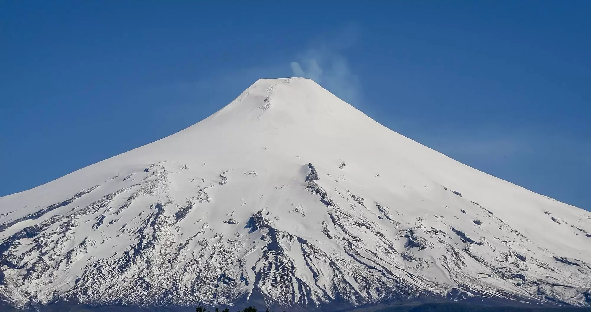 Sernageomin reporta emisión de piroclastos en el volcán Villarrica y mantiene alerta verde
