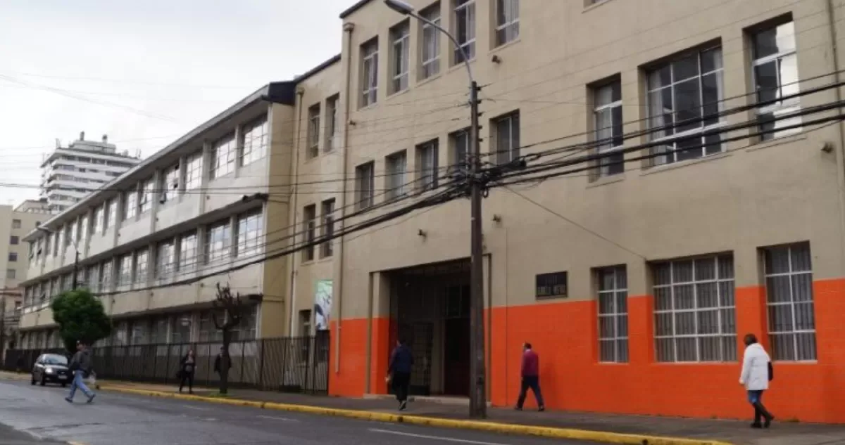 Profesor sufre daño ocular tras activación de extintor durante manifestación en liceo de Temuco
