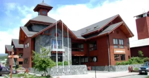 Municipio de Pucón deberá pagar más de $63 millones tras fallo por despido de cinco trabajadores