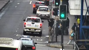 Ocho inspectores municipales lesionados y cinco detenidos tras violento ataque en Temuco