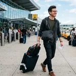 Estudiar y trabajar en el extranjero: el desafío de convertir la salida de talentos en una oportunidad para Chile