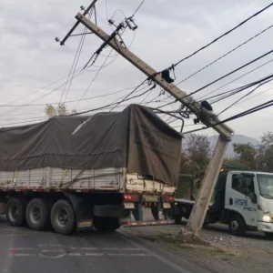 Imprudencia al volante: más de 2.300 choques a postes provocan cortes de suministro a casi 2 millones de clientes de CGE.