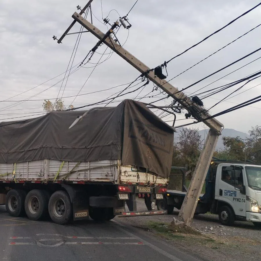 Imprudencia al volante: más de 2.300 choques a postes provocan cortes de suministro a casi 2 millones de clientes de CGE.