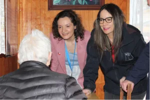 Gobierno coordina reubicación de dos personas mayores sobrevivientes de incendio en Pitrufquén