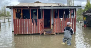 Vecinos evacuados, personas aisladas y viviendas anegadas: desborde de ríos golpea a Teodoro Schmidt