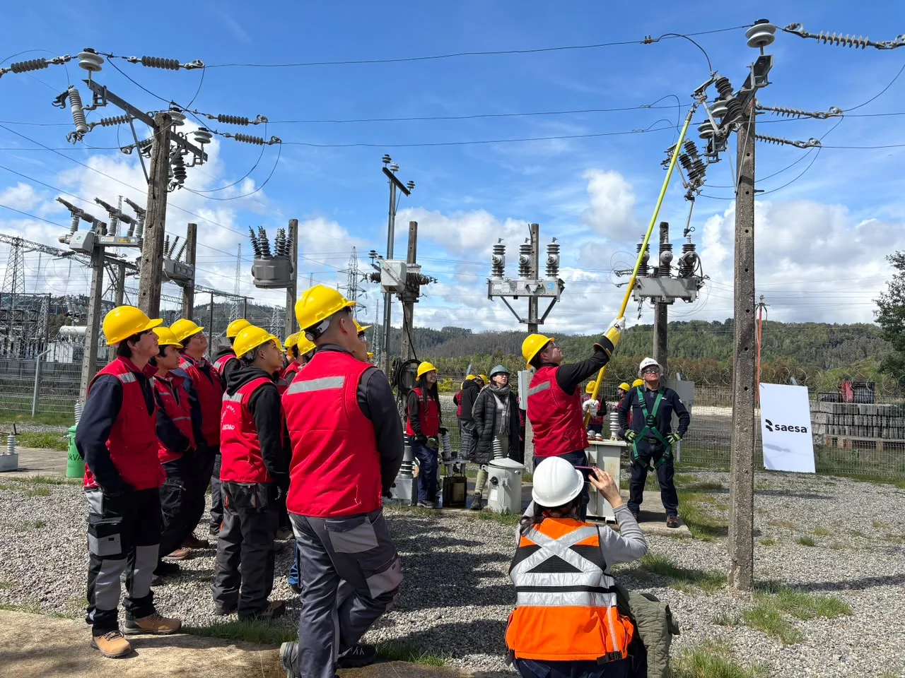 Saesa acerca el trabajo eléctrico a estudiantes de Panguipulli con experiencia práctica en Valdivia