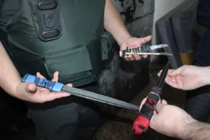 Gendarmería incauta 53 armas blancas en allanamientos a tres cárceles de La Araucanía