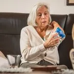 Piel frágil en adultos mayores: un pequeño golpe puede provocar heridas