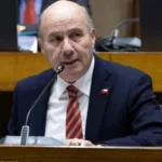 Ministro Quiroz defiende alza de combustibles: “Hoy día nadie consume parafina”