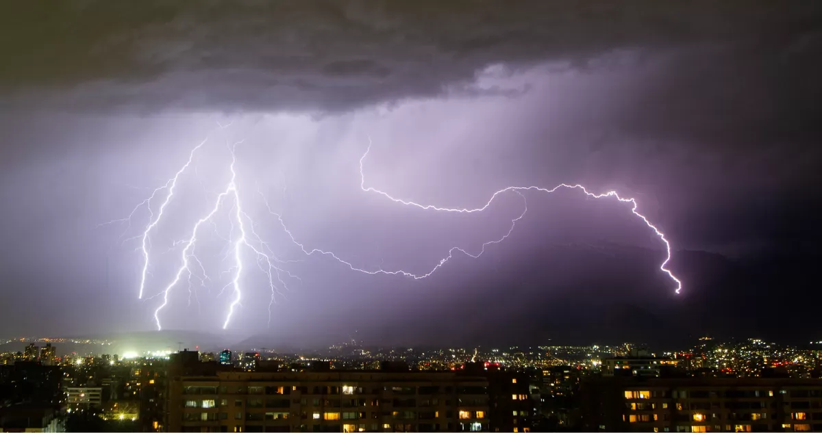 Meteorología mantiene aviso por tormentas eléctricas en 10 regiones de Chile para este miércoles